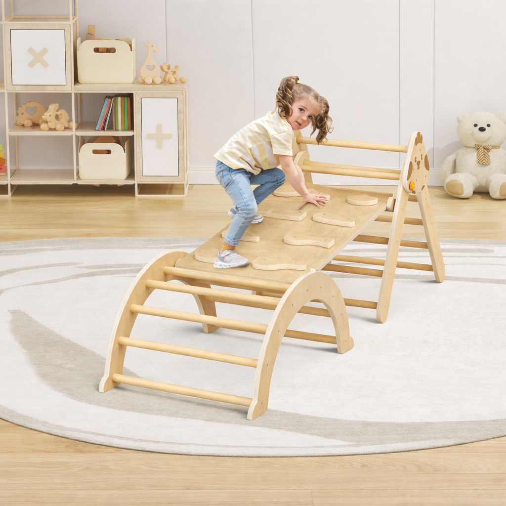 Parcours motricité bébé en bois pour grimper avec assurance