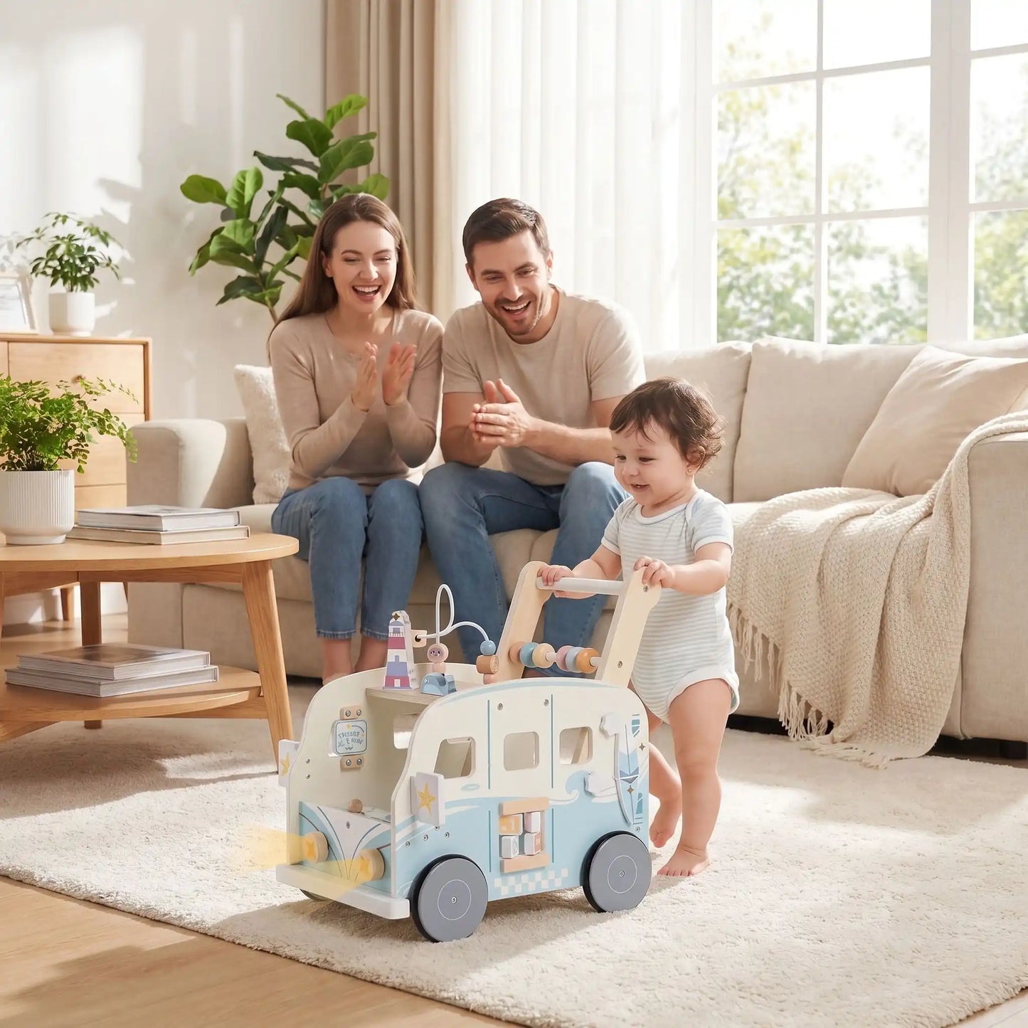 Parents dans le sofa encouragent bébé  qui pousse le chariot de marche bébé pour se déplacer