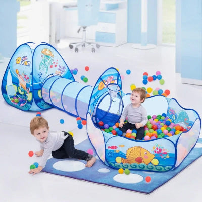Piscine à balles bébé transforme le coin du salon en mini parc.