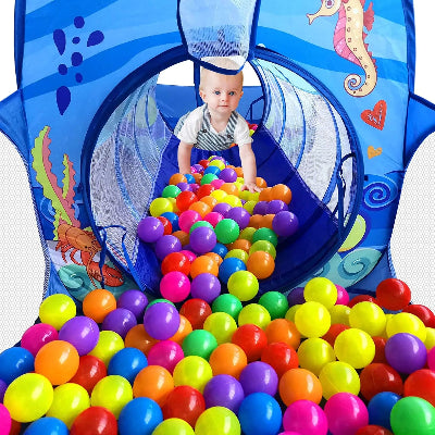 Bébé sort du tunnel de sa Piscine à balles en mouvement de reptation