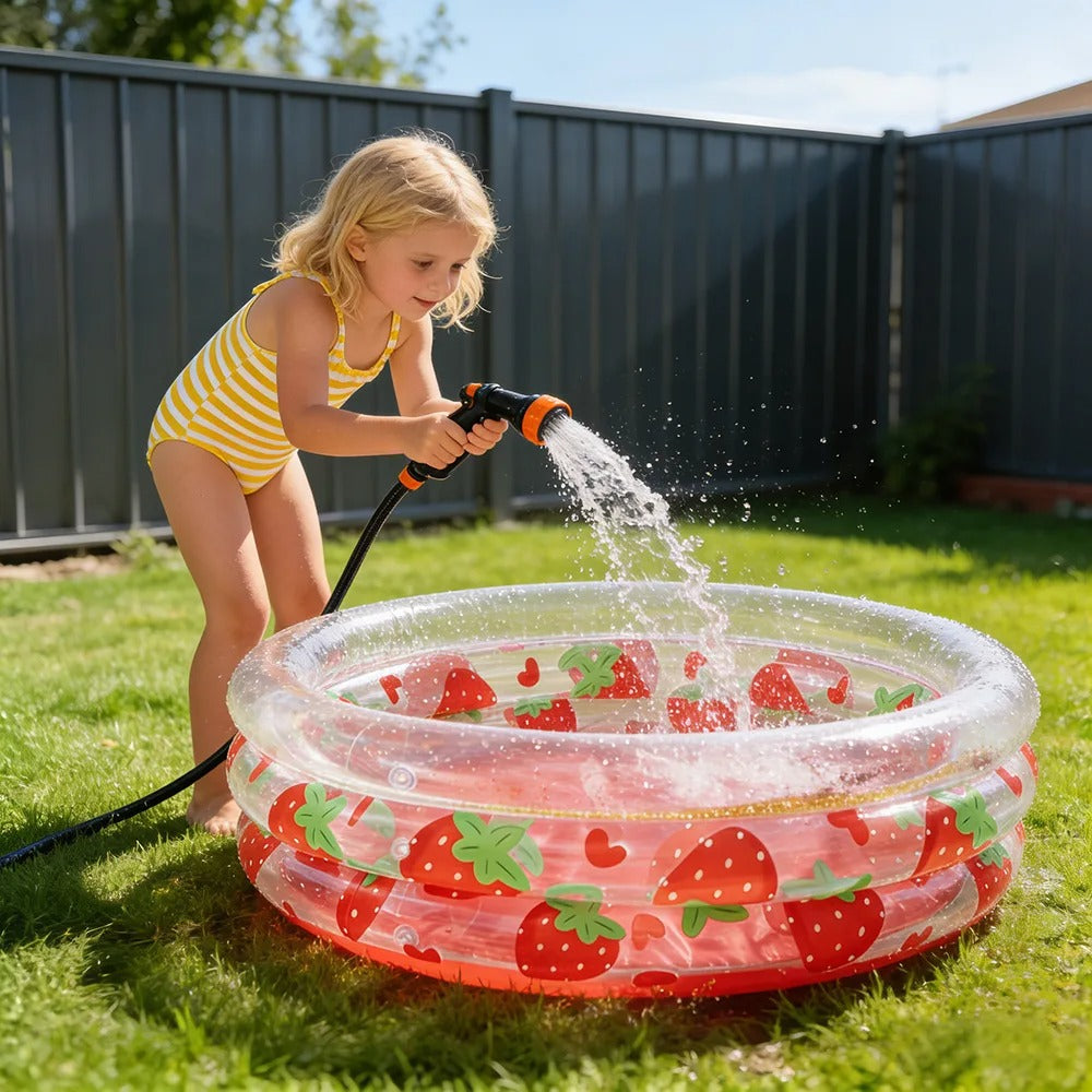 Le remplissage de la piscine bébé imprimé de fraise d'eau