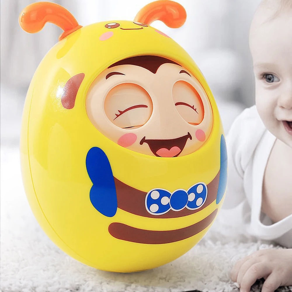 bébé imite les clins d'oeil que fait le rouleau d'activité bébé