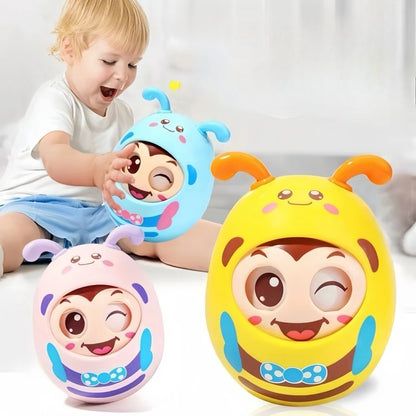 Bébé tout excité par les mouvement du rouleau d'activité bébé