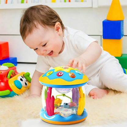 Bébé essaie de ramper pour atteindre le rouleau d'activité bébé