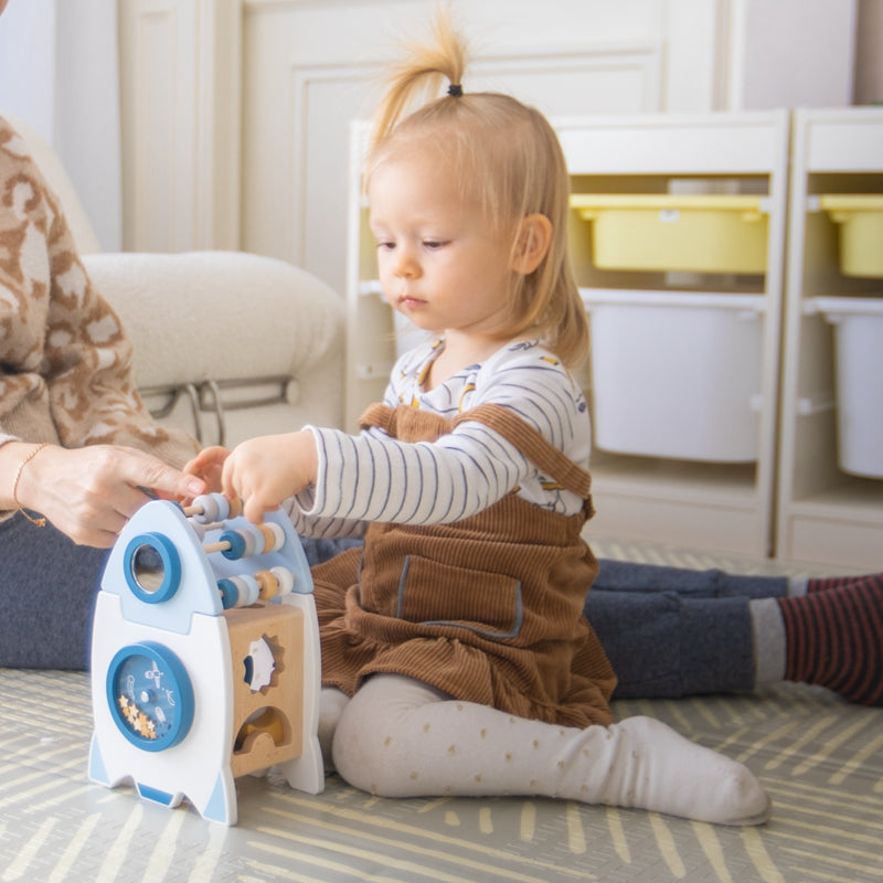 Ses doigts fragile en action sur jouet bebe bois en toute quiétude 