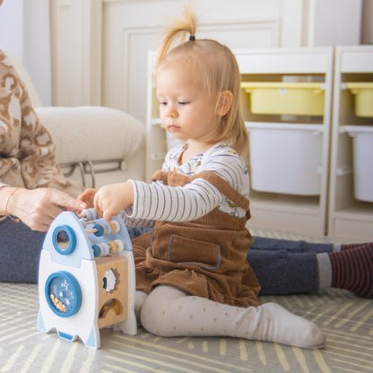 Ses doigts fragile en action sur jouet bebe bois en toute quiétude 