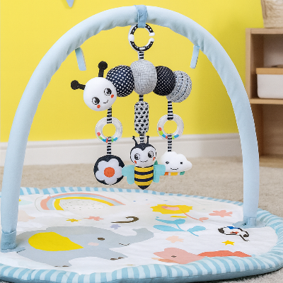 Spirale d'activité bébé minutieusement accrochée au tapis d'éveil.