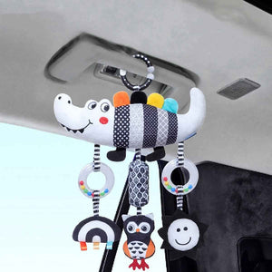 Spirale d'activité bébé minutieusement accrochée au toit de la voiture pour un voyage calme.