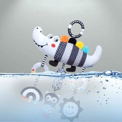 Spirale d'activité bébé trempe dans l'eau pour un nettoyage approprier 