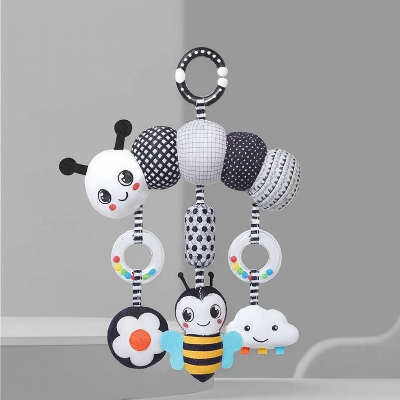 Spirale d'activité bébé noir et blanc avec des hochets colores, texture et formes divers