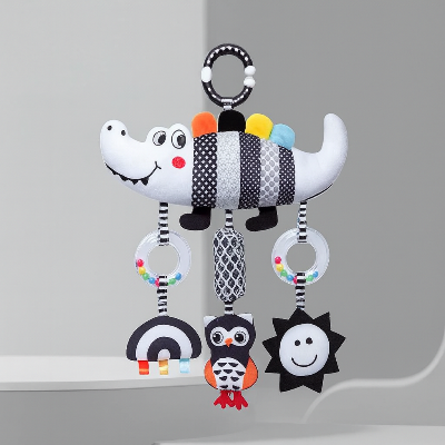 Spirale d'activité bébé noir et blanc crocodile avec des hochets colores, texture et formes divers