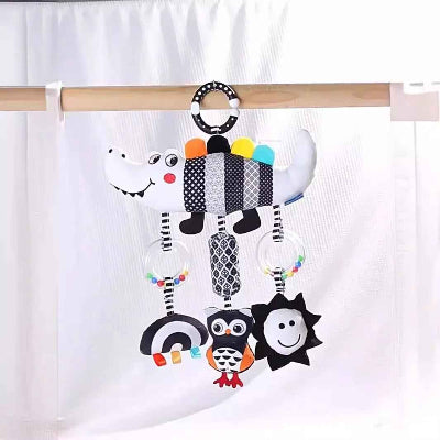 Spirale d'activité bebe crocodile 3D noir blanc accrochée a la bar d'arche bebe