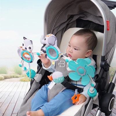 Bébé profite de la balade avec sa spirale d'activité qui l'accompagne.