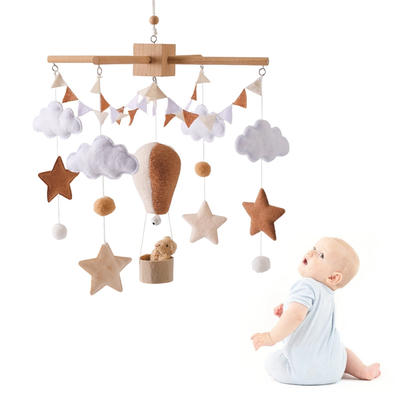 Bébé suit son mobile bebe du regard même le dos tourné