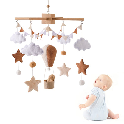 Bébé suit son mobile bebe du regard même le dos tourné
