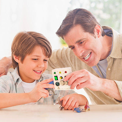 Partage d'émotions entre papa et tout petit autour du tableau Montessori Boussole