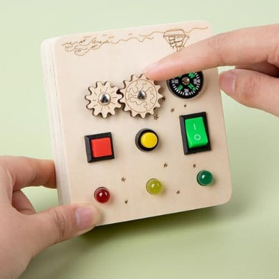 Utilisation des petits doights pour manipuler les petites engranades du tableau Montesori.
