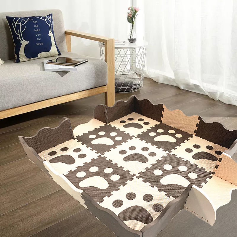 Tapis anti chute bebe pattes d'aventures en plein salon