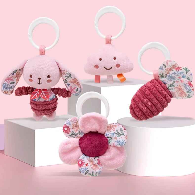 Les jouets suspendus au tais d'éveil bebe avec arche