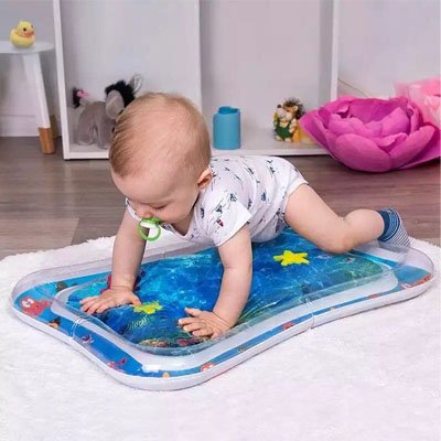 Bébé à quatre pattes sur son tapis d'eau