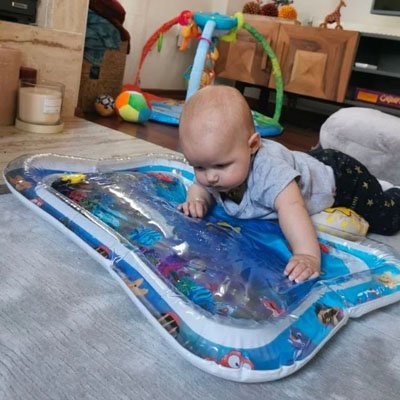 Bébé s'allonge sur son tapis d'eau rafraîchissante