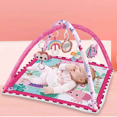 Le Bou de Chou interagit avec les jouets colorés suspendus a son Tapis d'éveil bébé en pédalant ses pieds 