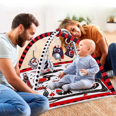 Une harmonie de bonheur familiale autour du tapis d'éveil bébé Rouge et Noir