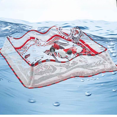 Le tapis d'éveil bébé Rouge Blanc détaché de son arche pour le lavage en machine température 30 degré Celsius