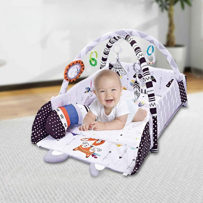 Relâchement d'un seul côté du tapis d'éveil bébé pour une liberté de mouvement contrôlé 