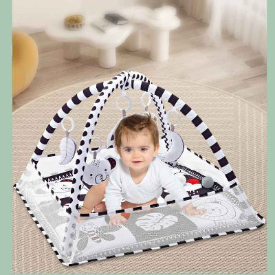 Les jouets suspendus du tapis d'éveil bébé stimule sa curiosité tandis que la douceur du tapis l'aide a essayer la position a 4 pattes.