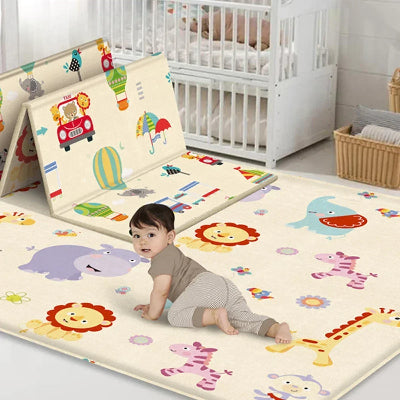 Un bébé qui rampe sur tapis d'éveil  avec l'ullustration pliable 