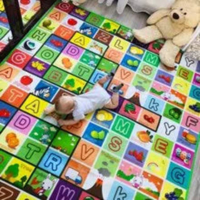 Le tapis de motricité avec des images qui captivent toute l'attention du bébé