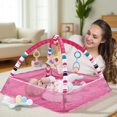 Maman regarde son bébé jouer dans son tapis d'éveil avec un air apaiser