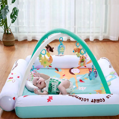 Bébé fait des roulades tout en restant bloqué par les garde corp du tapis d'éveil
