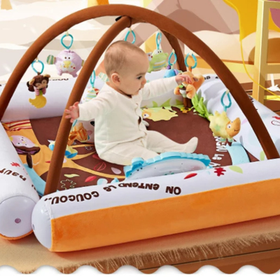 Bébé en sécurité dans son tapis éveil avec les rebord.