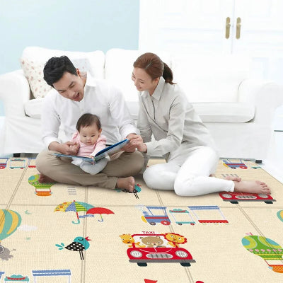 Une séance de lecture en famille sur le tapis d'éveil pliable surdimensinné