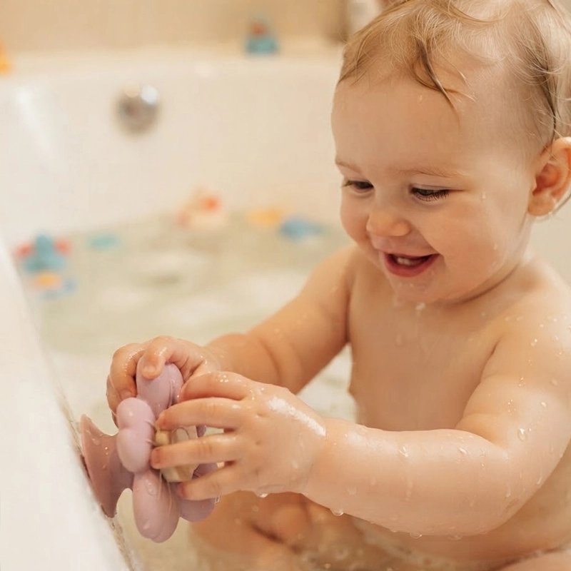 Tirer fort pour décoller le jouet baignoire pour bebe de la paroisse de bain