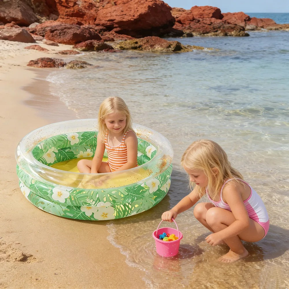 Un bonheur à la plage dans piscine bébé