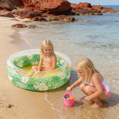 Un bonheur à la plage dans piscine bébé